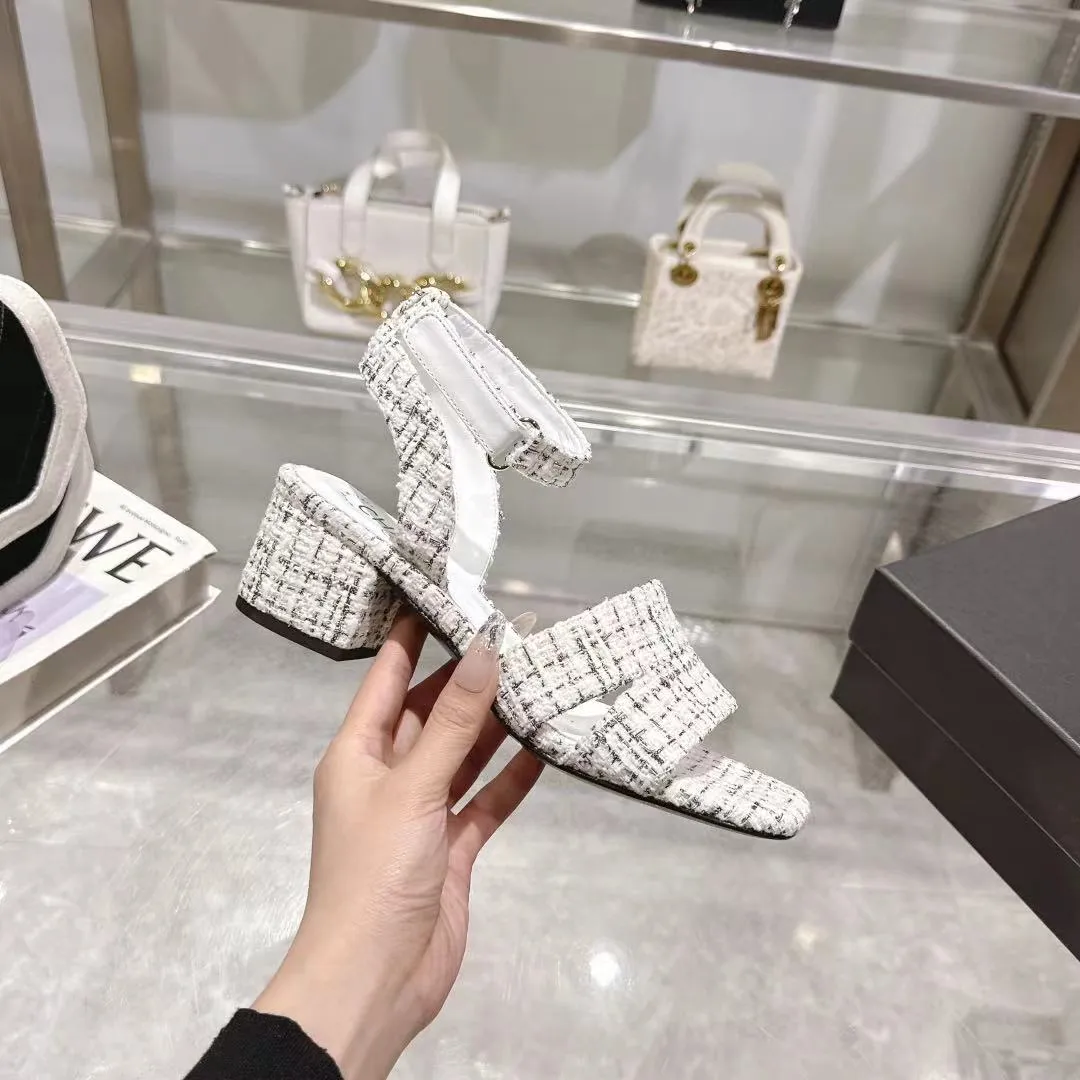 👟👟Ex-factory price 540👟👟 𝐂𝐇𝐀𝐍𝐄𝐋★Xiaoxiang New Spring and Summer Products Counter new sandals, electric embroidery Lingge’s classic elements that will never fade away 💋Showing unique dressing style, too beautiful to say anything, a must-have in summer... Upper: imported sheepskin/knitted fabric Lining: mixed sheepskin Heel height: 5cm Outsole: Italian leather outsole Shoe size: 35-39 (customized items of 40, 41 and 42 are not returnable or exchangeable)